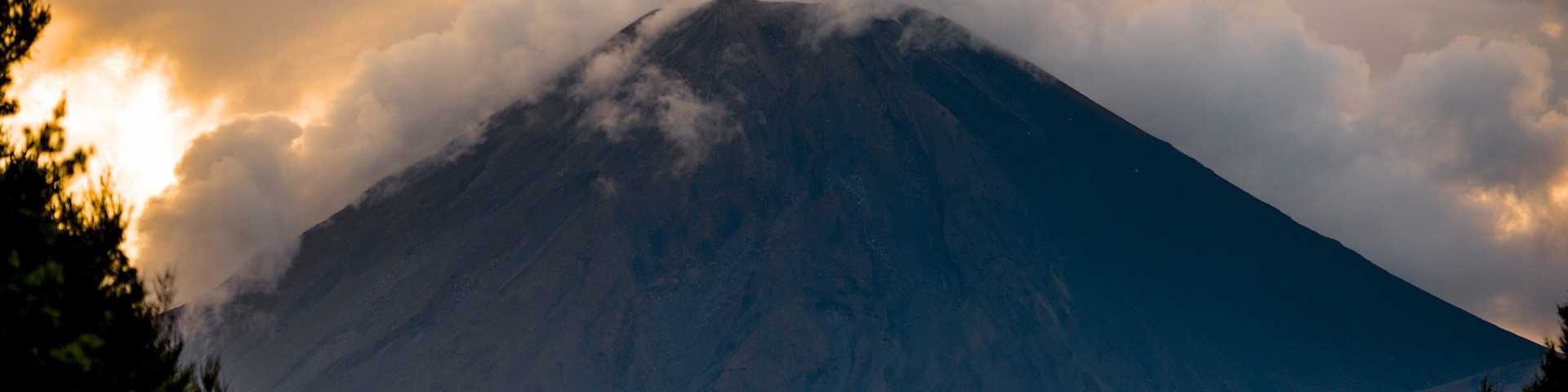 Tongariro National Park welches beinhaltet Sonnenuntergang, Landschaften und Berge