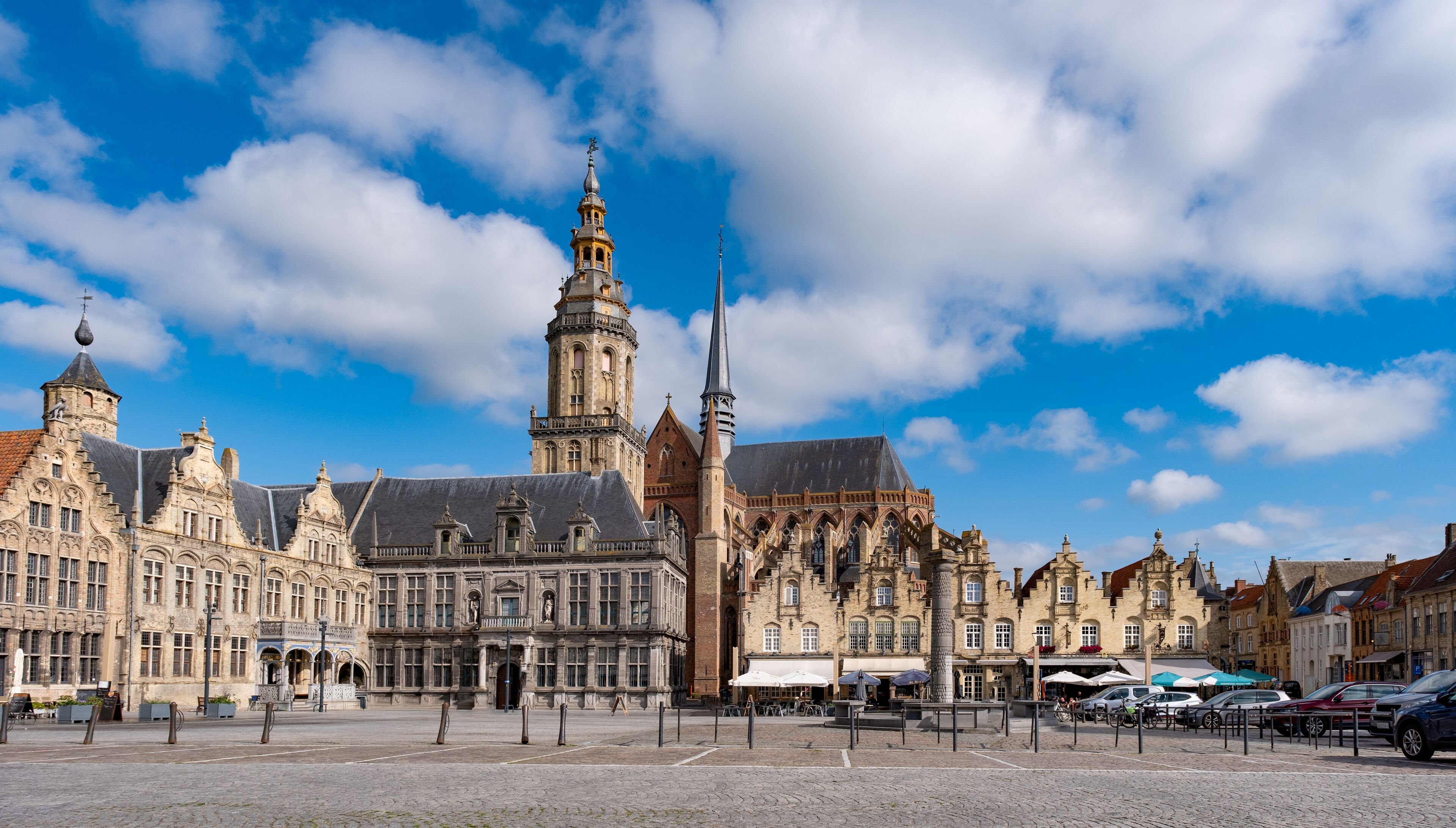 Veurne, Belgien – Historischer Marktplatz mit Kirche und Glockenturm bei Tageslicht