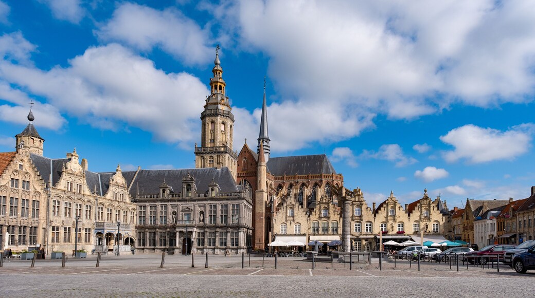 Veurne, Belgien – Historischer Marktplatz mit Kirche und Glockenturm bei Tageslicht