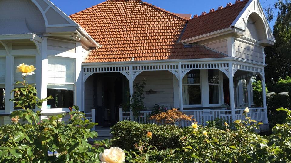 Quaint B&B with lovely garden. Great location to head to the wineries