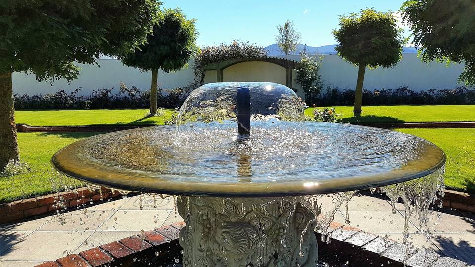 Before entering the winery there is a fantastic garden full of perfume roses. Its a great introduction to the wines. Their 2006 dry reisling was my favourite