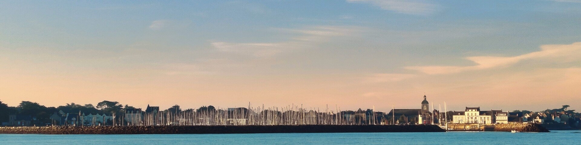 Vue depuis la mer sur le port de Piriac-Sur-Mer, Loire-Atlantique, France
