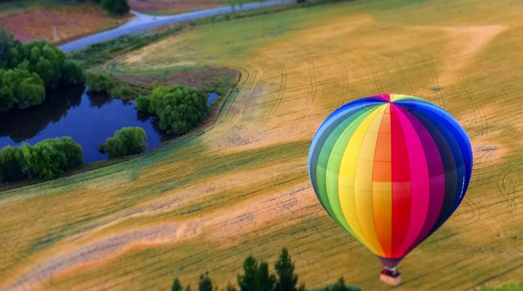 One of the best ways to rise on an early morning in Queenstown. Hot air ballooning with #SunriseBalloons
To catch more of our adventures - follow our journey on www.TheAdventureIsCalling.Com
#NewZealand #Queenstown #Adventure #Nature #Travel #Ballooning