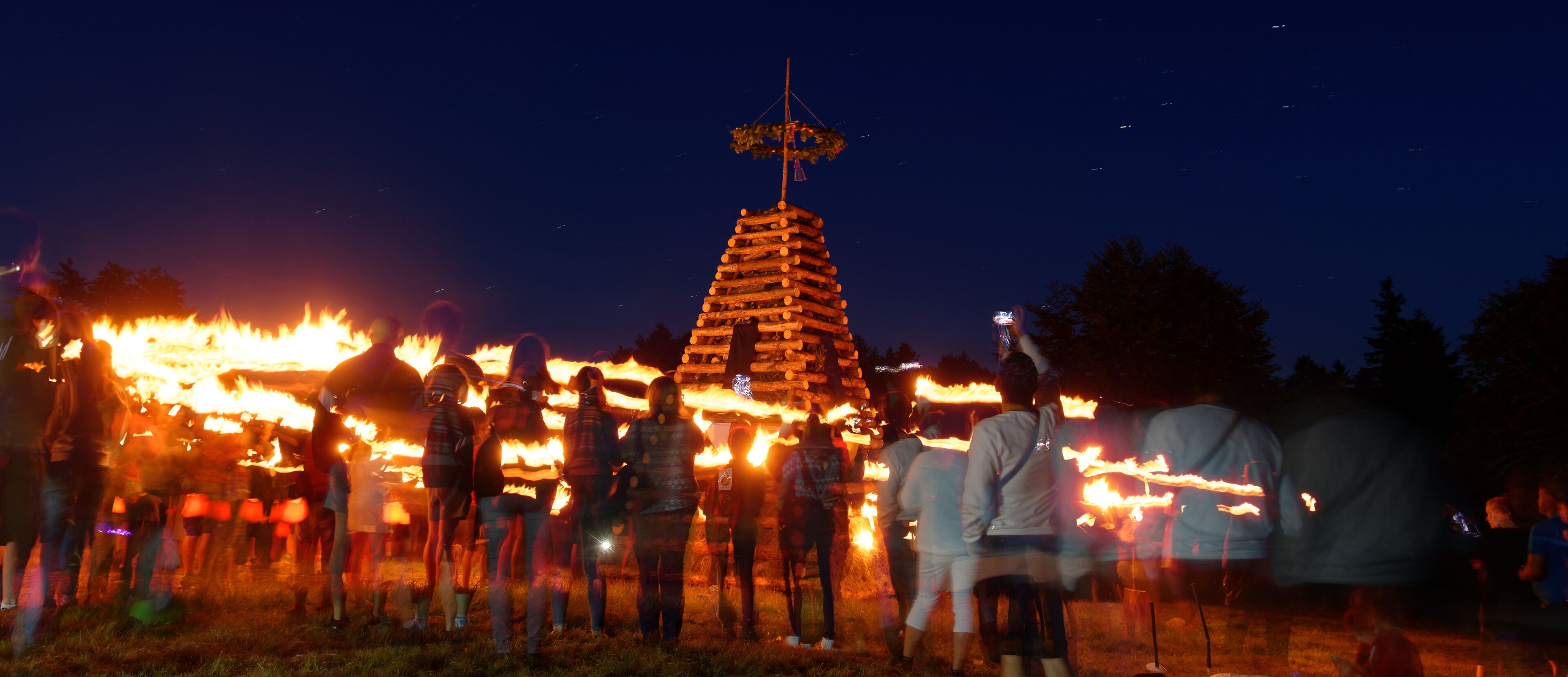 This file was uploaded with Commonist. Feux des Trois Provinces, au Ballon d’Alsace, le 9 Juillet 2016.
