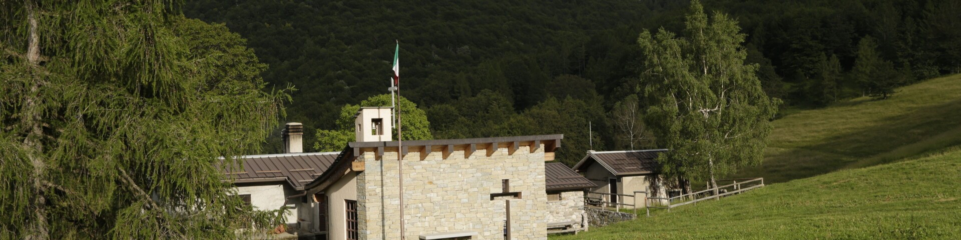 Die Alpe di Lierna befindet sich im Valle Ontragno oberhalb der Alpe die Esino.