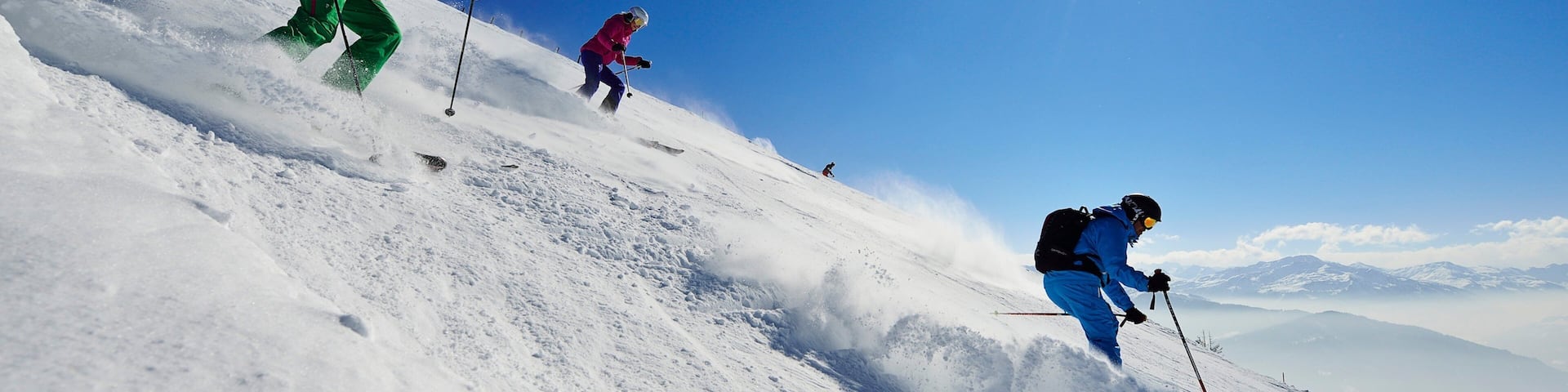 Itter som viser skiløb og sne såvel som en lille gruppe mennesker