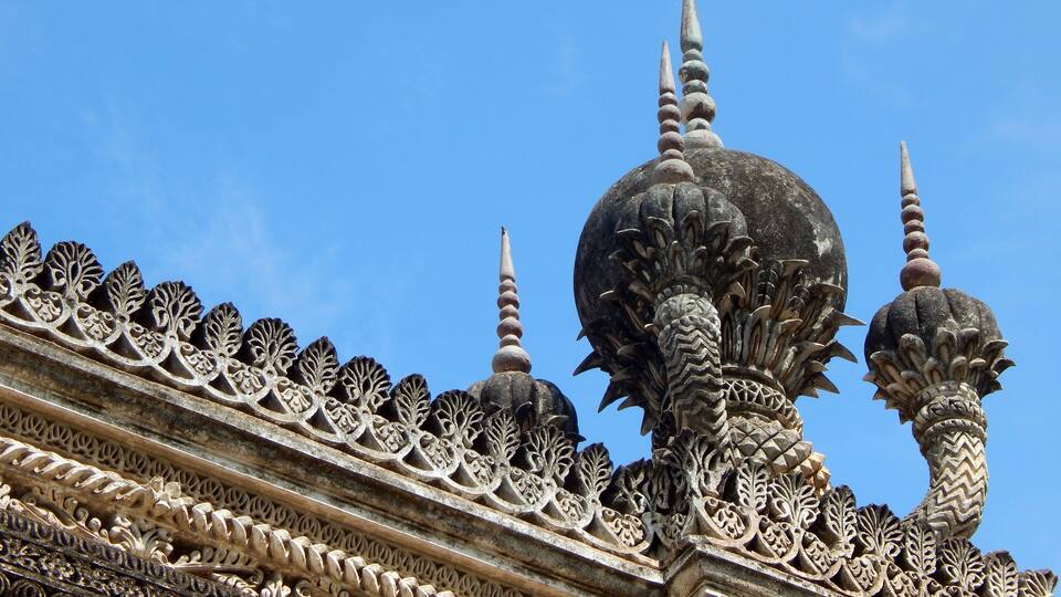 Arquitectura de templo ornamentada con tallas intrincadas y múltiples agujas.