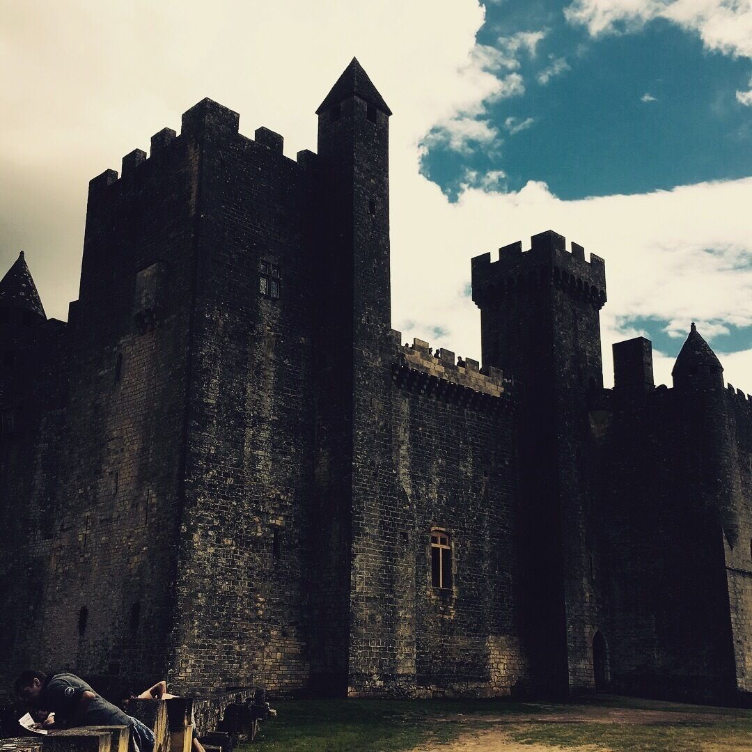 Ce château du moyen âge est plein de secret et d'histoires. Facile d'accès les enfants se plongent dans une ère inconnue à travers les âges !  