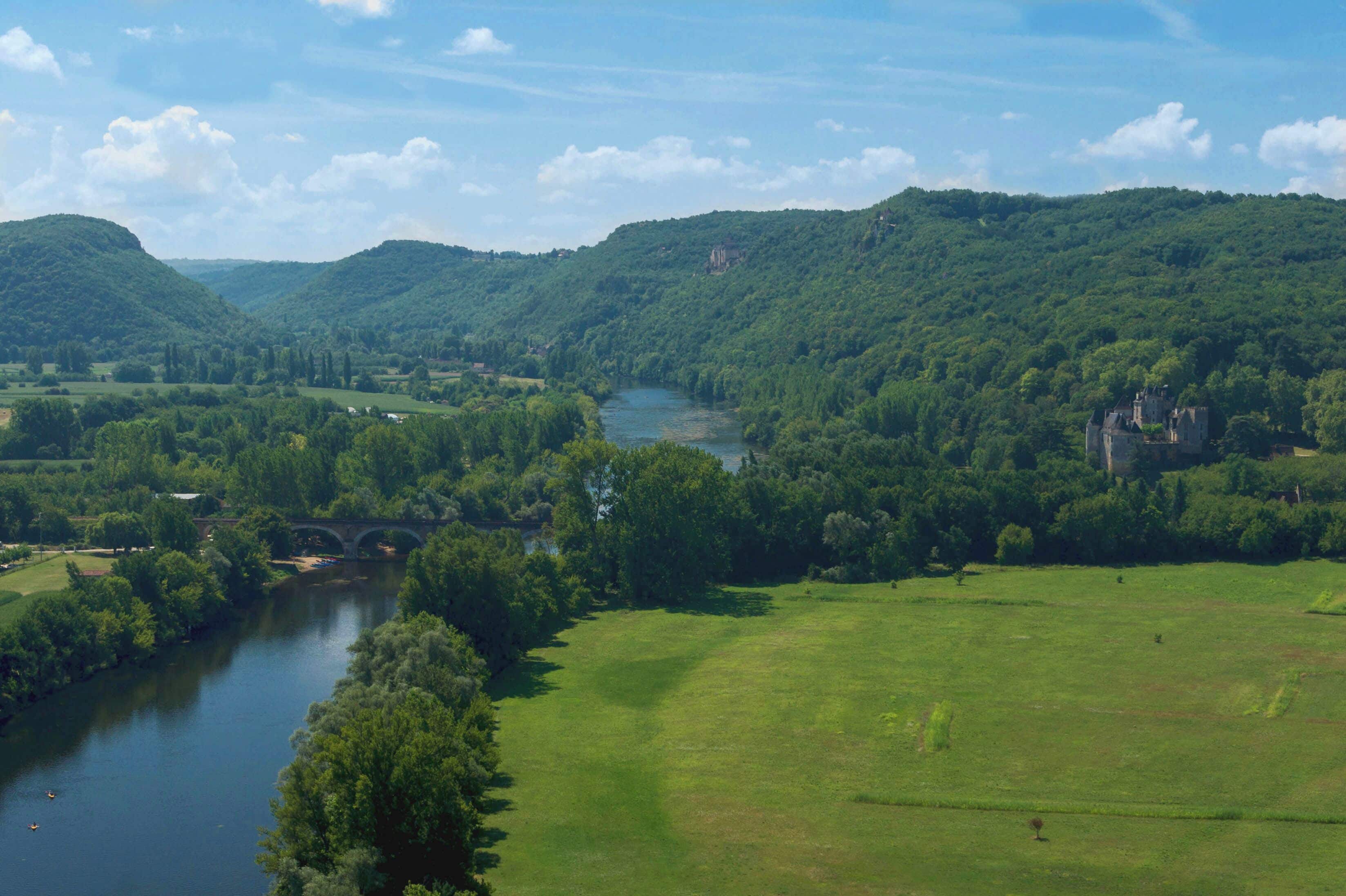 Valley of the Dordogne river, from château de Beynac, Dordogne, France.