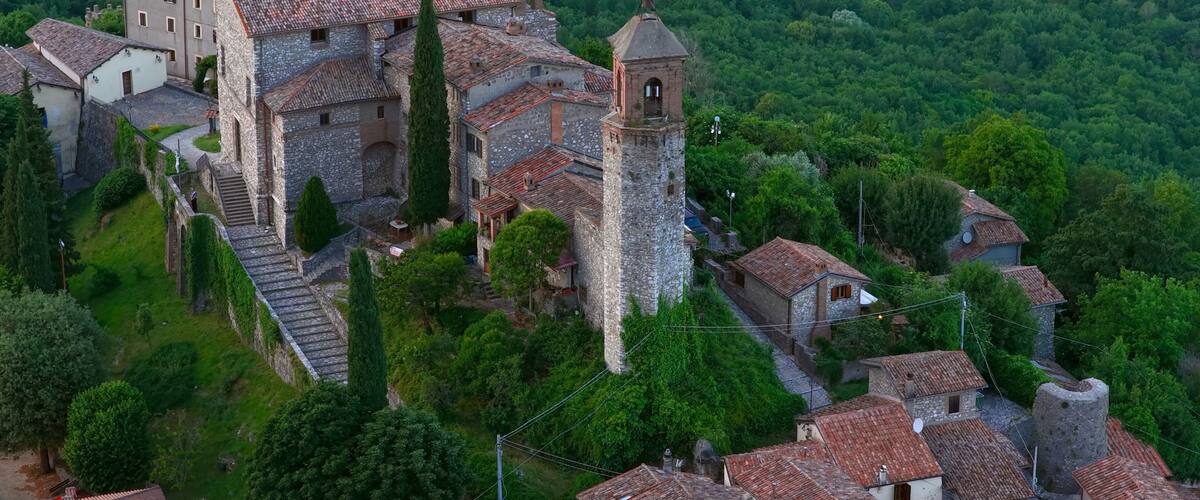 Veduta aerea di Greccio, pittoresco borgo medievale vicino Rieti, Lazio, Italia.
Greccio è borgo arroccato sui Monti Sabini sulla valle di Rieti.