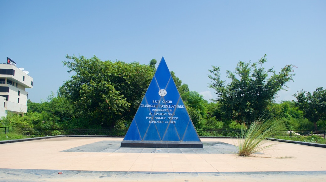 Chandigarh showing a square or plaza