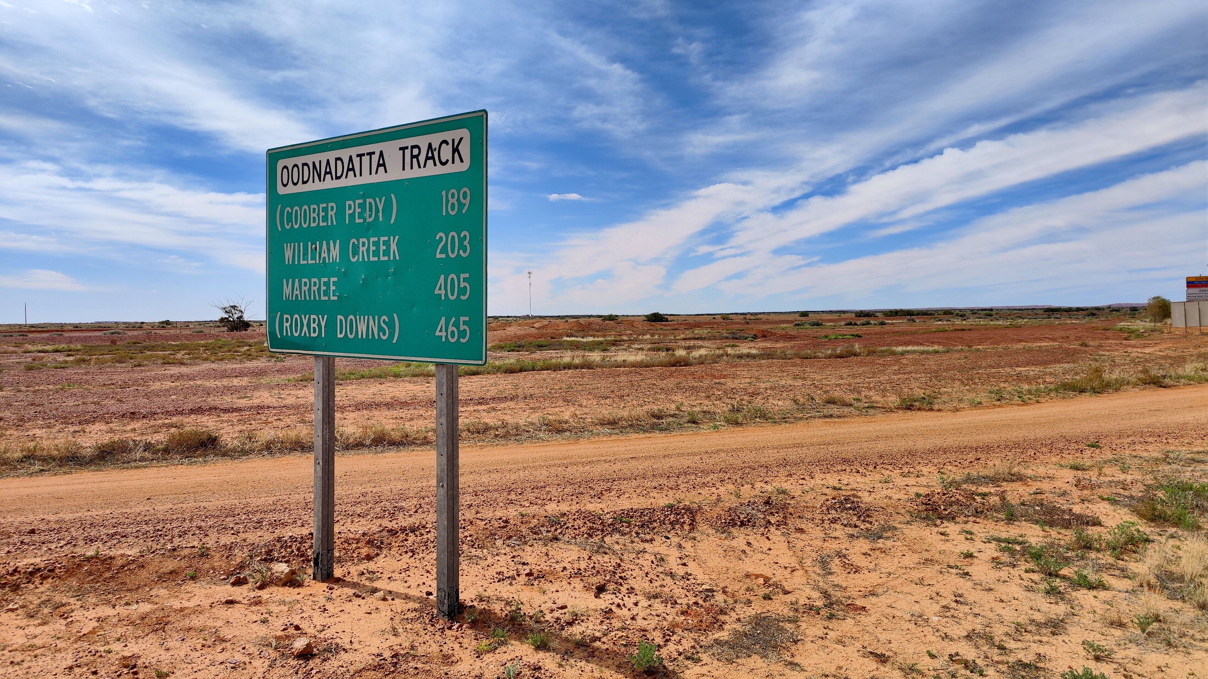 Un cartel que indica las distancias a Oodnadatta Track, William Creek, Marree y Roxby Downs.
