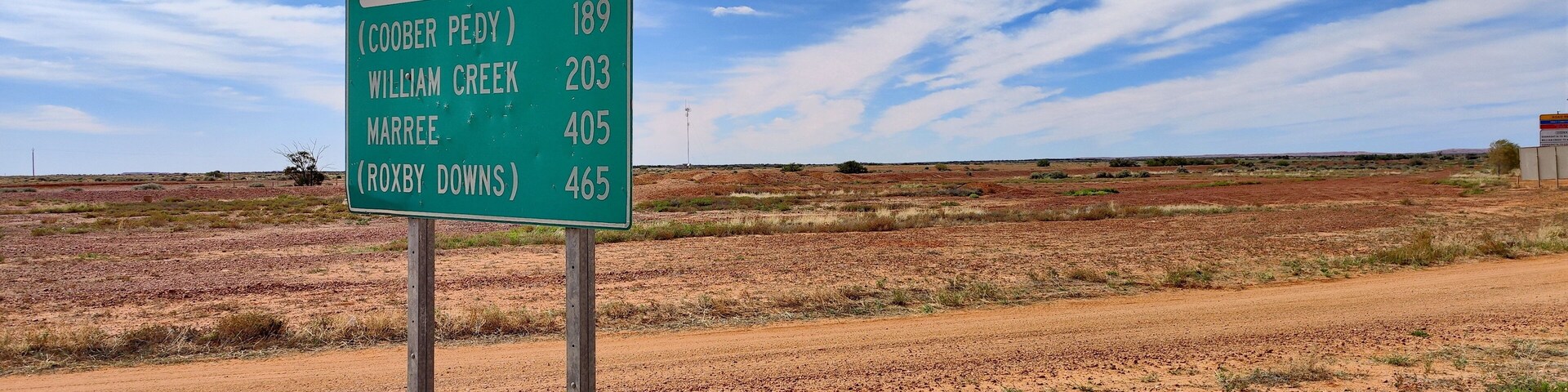 Un cartel que indica las distancias a Oodnadatta Track, William Creek, Marree y Roxby Downs.