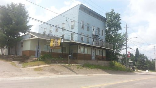 Funny Youth Hostel we stayed in august 2012. Close to Algonquin park. A very nice park.