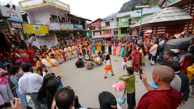 Manali featuring performance art, street performance and street scenes