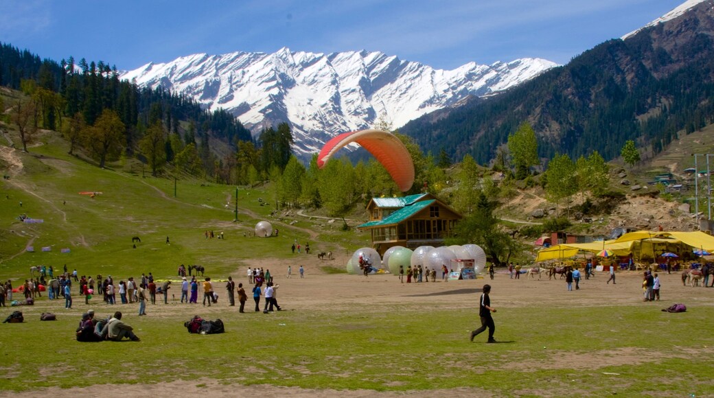 Manali showing mountains as well as a large group of people