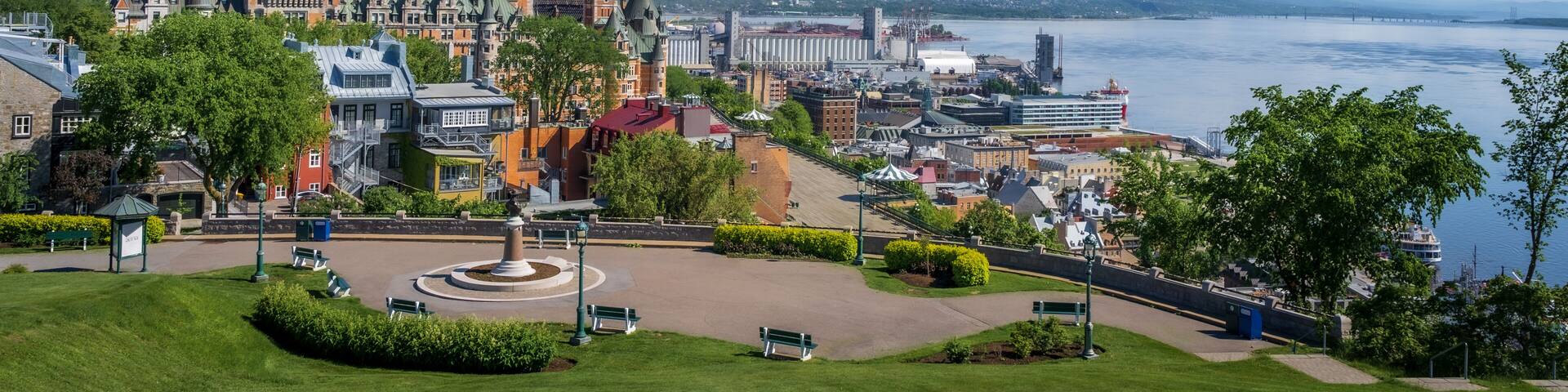 Panorama avec immeubles colorés de Québec, le château Frontenac et le fleuve Saint Laurent depuis la terrasse Saint-Denis en été