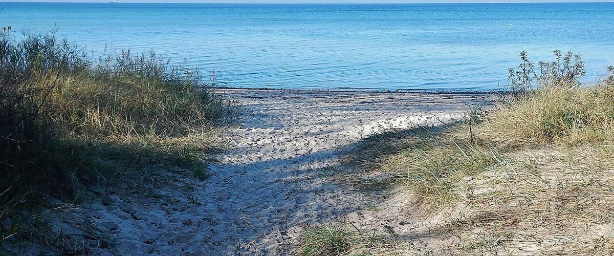 Hiekkainen ranta, jolta avautuu esteetön näkymä merelle.