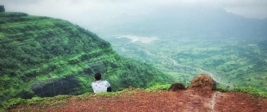 This picture was taken at Monkey point in Matheran .It's a place that makes your soul dance to it's faint rythms.
It's not just about your travel journeys .So, why don't you stop for a while to look at the jaunt of mother nature too. ❤