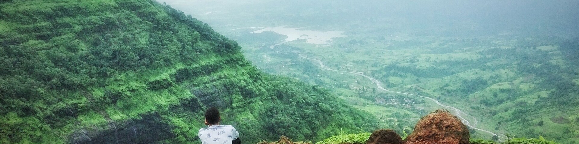 This picture was taken at Monkey point in Matheran .It's a place that makes your soul dance to it's faint rythms.
It's not just about your travel journeys .So, why don't you stop for a while to look at the jaunt of mother nature too. ❤