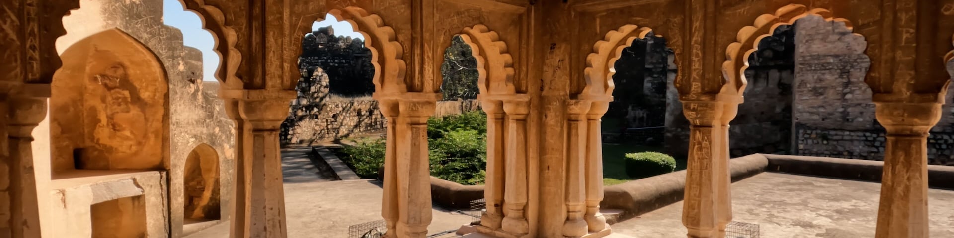 Una estructura arquitectónica antigua con pasillos abovedados y tallas en piedra.