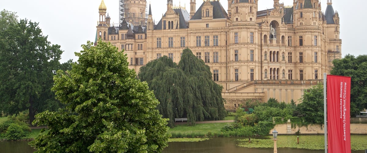 Castillo de Schwerin que incluye un estanque y patrimonio de arquitectura