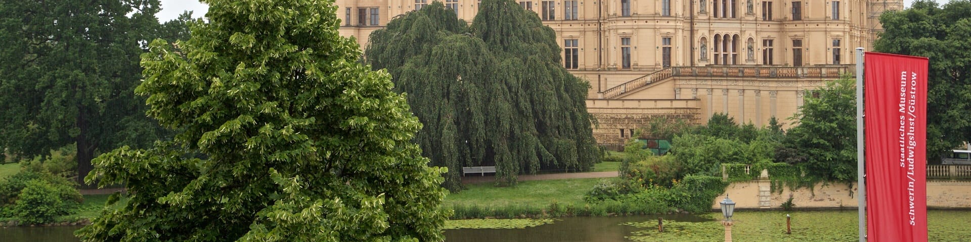 ChĂąteau de Schwerin qui includes mare et patrimoine architectural