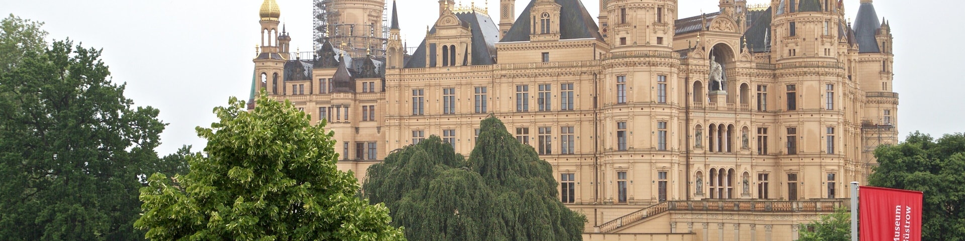 Castelo de Schwerin que inclui arquitetura de patrimônio e um lago