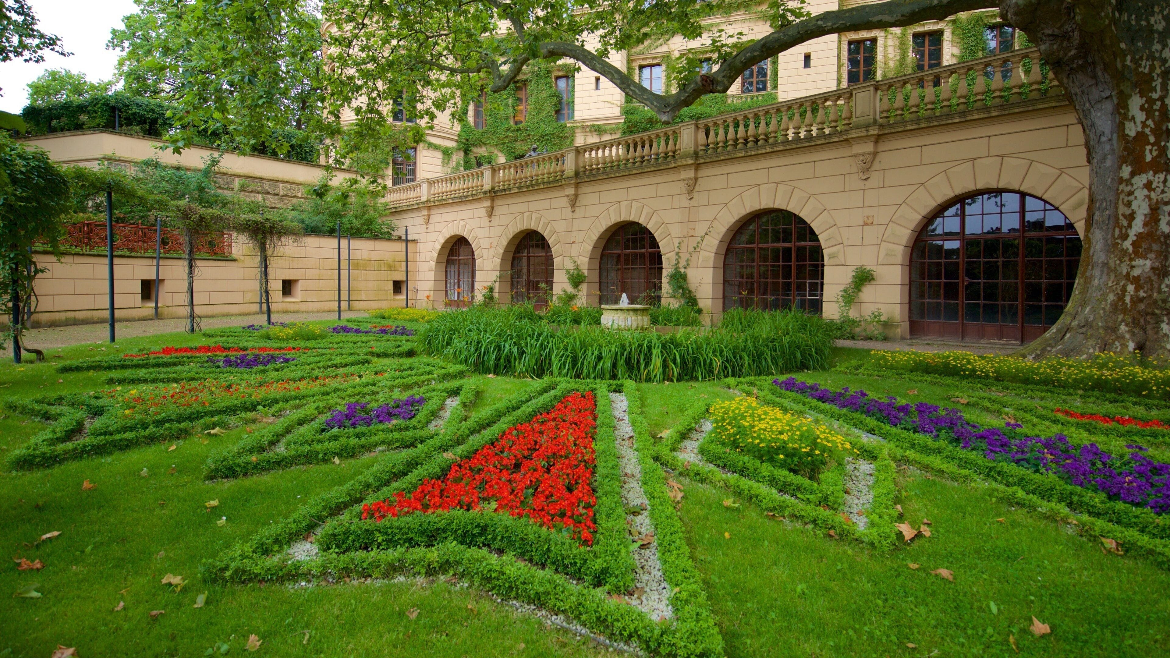 施華林城堡 呈现出 懷舊元素, 花園 和 花卉