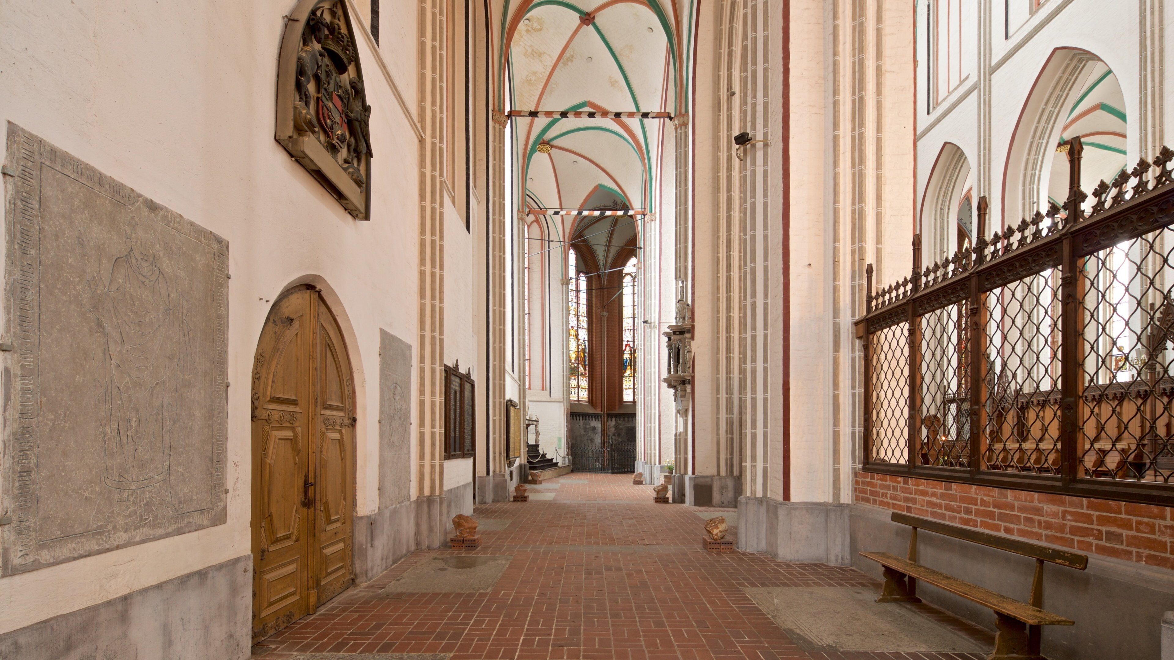 วิหารชเวริน ซึ่งรวมถึง มรดกวัฒนธรรม, โบสถ์หรือวิหาร และ การตกแต่งภายใน