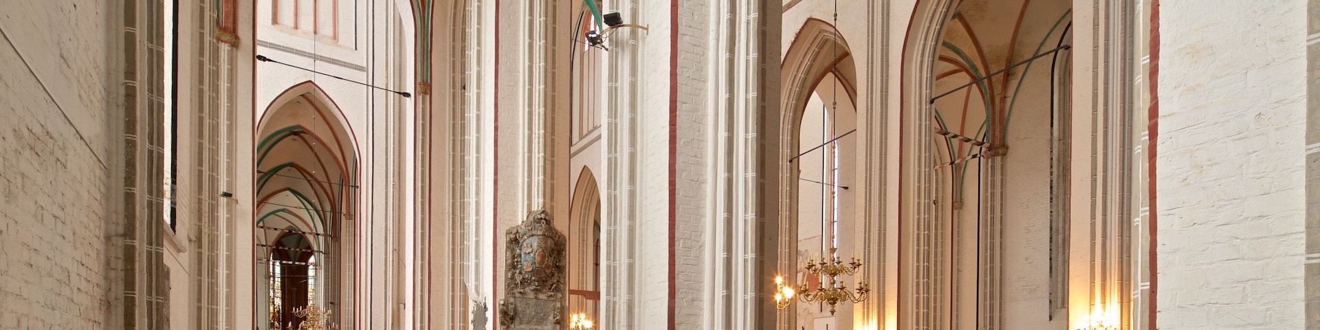 Catedral de Schwerin que inclui uma igreja ou catedral, elementos de patrimônio e vistas internas