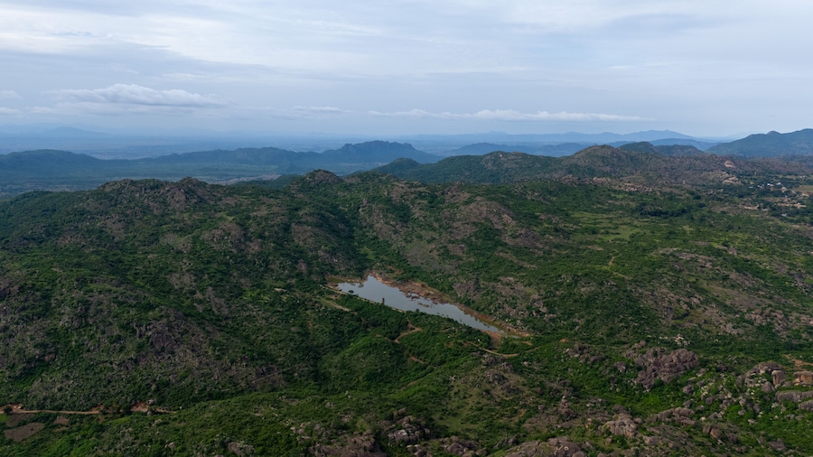 Un paisaje montañoso con un río serpenteando a través de él.