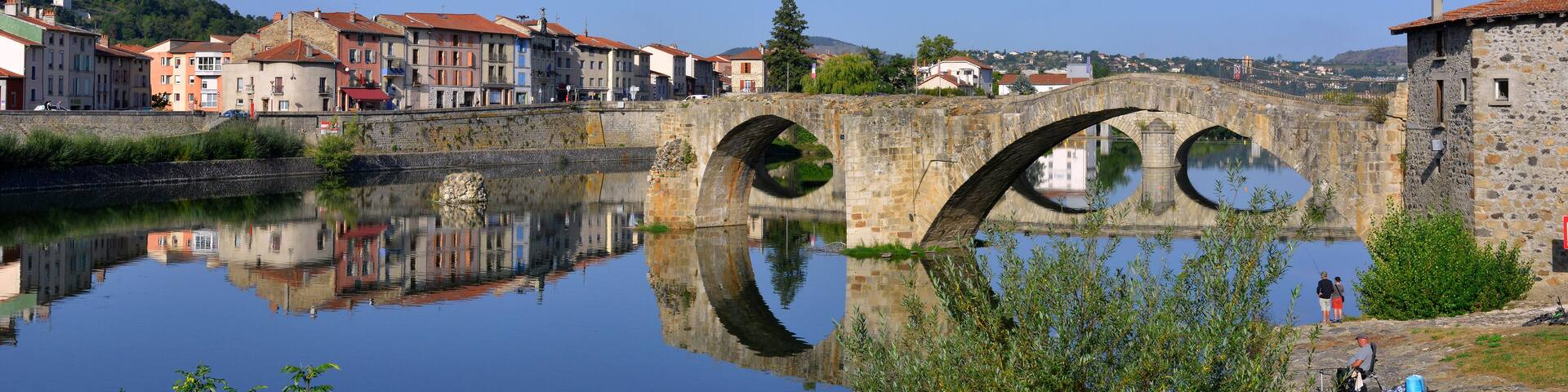 Panoramique du vieux pont cassé et les reflets dans la Loire à Brives-Charensac (43700), Haute-Loire en Auvergne-Rhône-Alpes, France