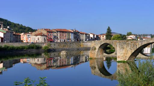 Panoramique du vieux pont cassé et les reflets dans la Loire à Brives-Charensac (43700), Haute-Loire en Auvergne-Rhône-Alpes, France