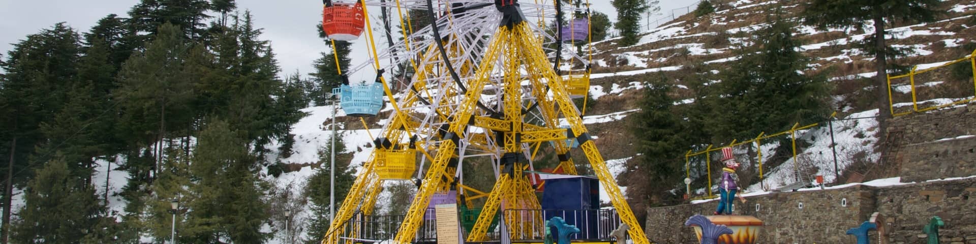 Kufri Fun World featuring snow and rides