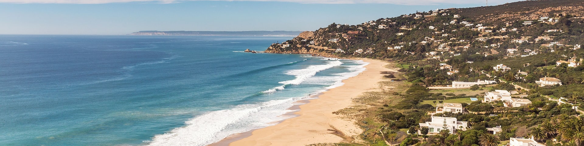 Vista aérea de la playa de Los Alemanes en Atlanterra, Tarifa, provincia de Cádiz, Andalucía, España