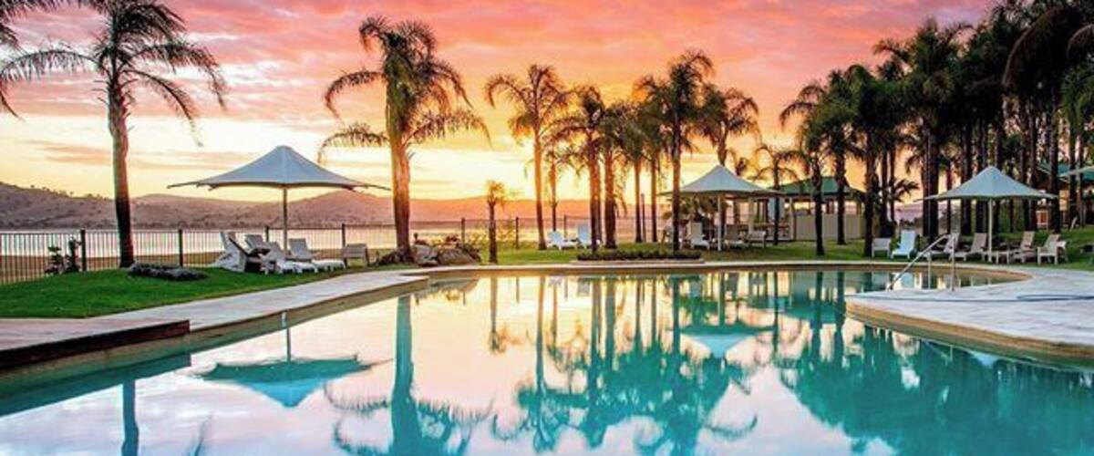 When its 40 degrees in northern Victoria this resort pool was our saving grace 🙏 #stimages2016roadtrip #alburywodonga