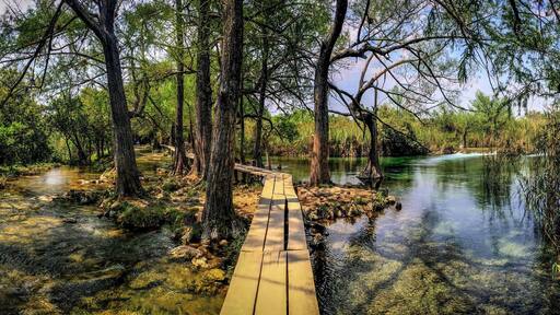 Chiapas is one of the best places to enjoy what Mexico's #nature offers. This is a small region near the border with Guatemala full with lakes, waterfalls, rivers and mayan ruins, This lakes are not among the most visited places in the area, but are the best hidden gem of Chiapas.