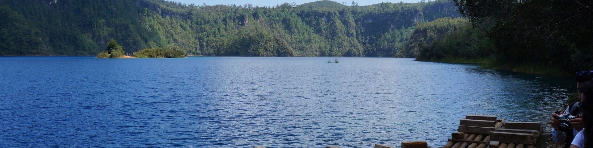 Una foto llena de paz, me gusta la combinación de los colores y el echo que todo es naturaleza, incluyendo las barcas. Lagunas que comparten agua unas con otras gracias a túneles que pasan por debajo de las montañas, es por ello que no están permitido las lanchas motoras 🚤