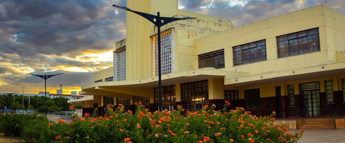 Arquitetura Histórica da Antiga Estação Ferroviária da Cidade de Goiania, atual Museu Frei Confaloni, com céu nublado e dourado ao entardecer.