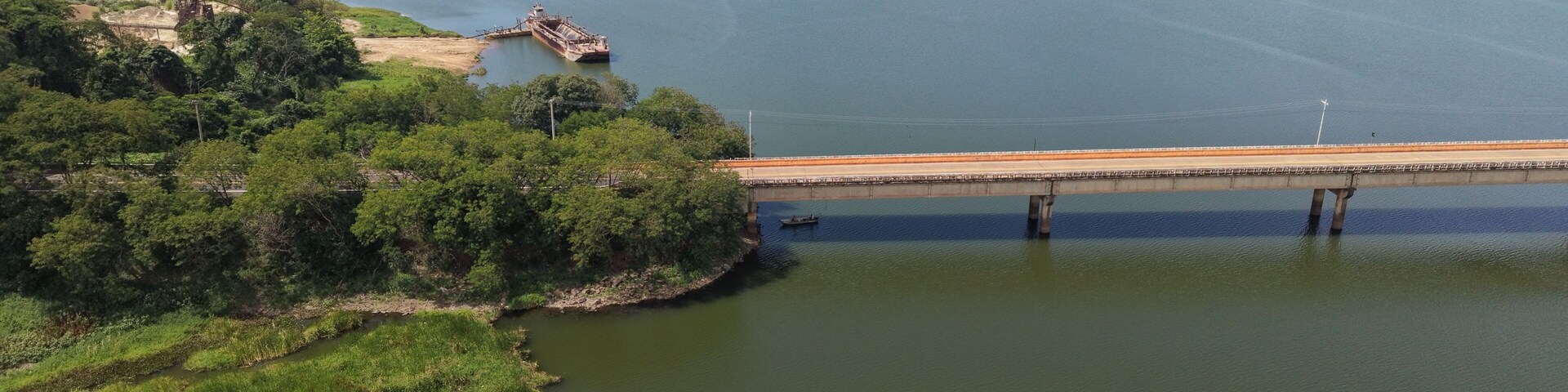 bridge over the Dourados River, no Brazilian road or highway on a sunny day.