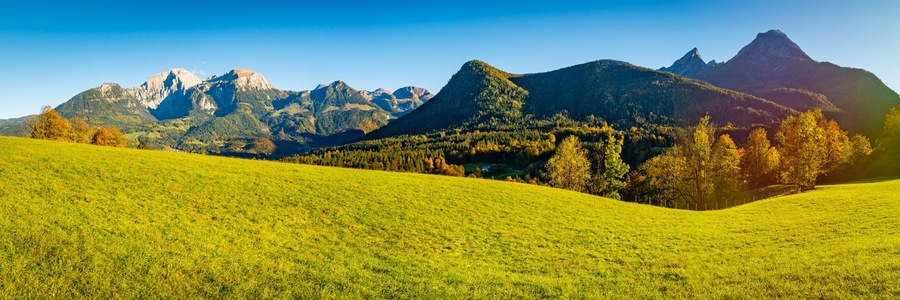 Berchtesgadener Alpen mit Watzmann an einem sonnigen Tag im Herbst - Panorama