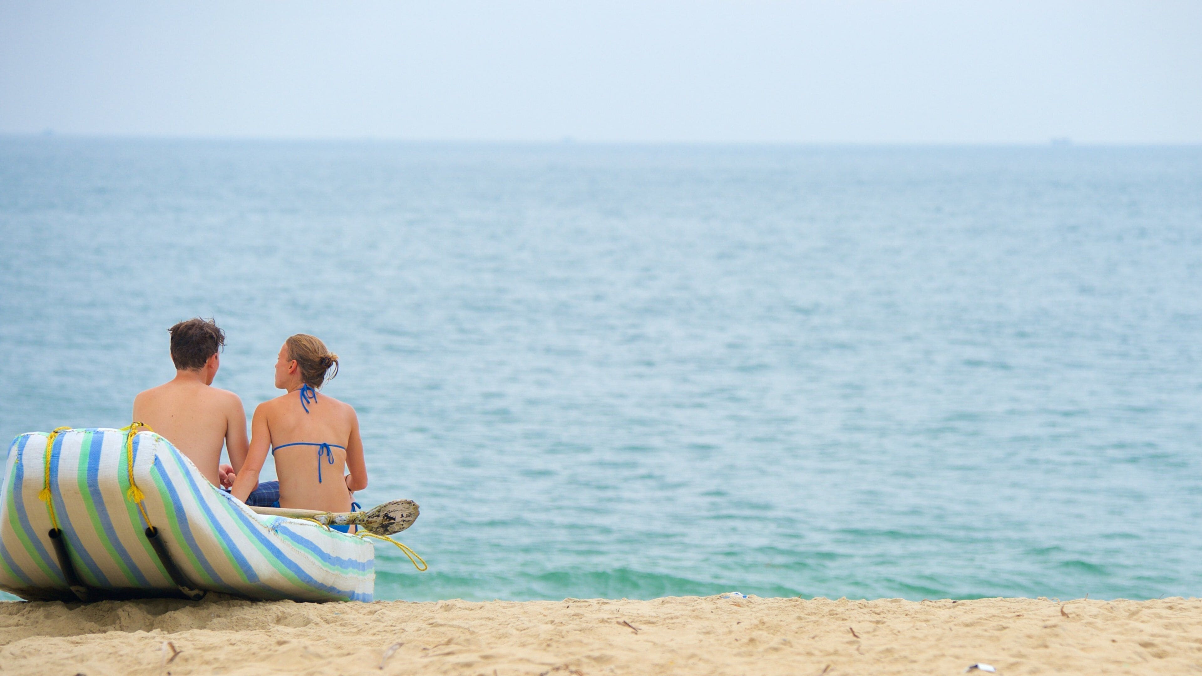 Marari Beach mostrando una playa de arena y también una pareja