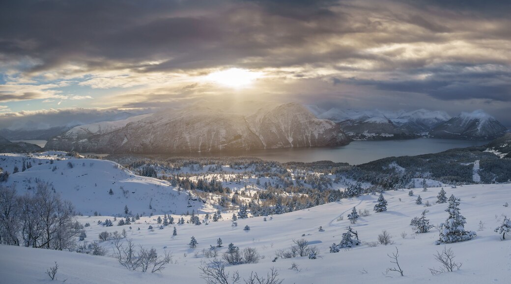 Ørskog
Hole in the Sky