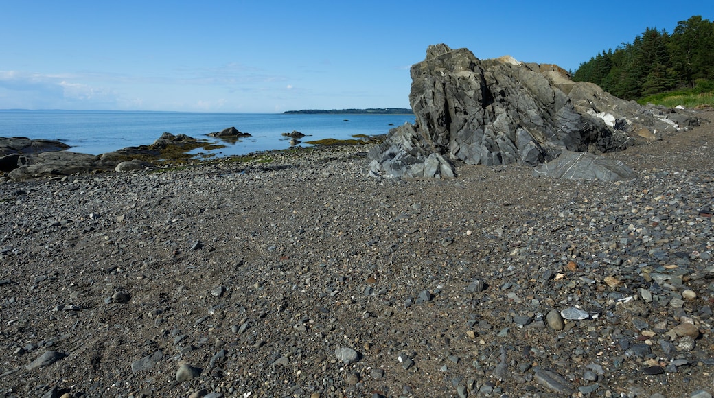 Rocher Malin et vue sur la Pointe au Persil et le fleuve St-Laurent, Parc de la Pointe, Rivière-du-Loup, Québec, Canada