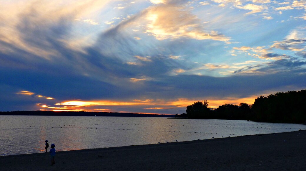 Always a fantastic sunset at this beach on the Ottawa River. Apparently, environmental conditions in the Ottawa Valley produce great colours!
#goldenhour