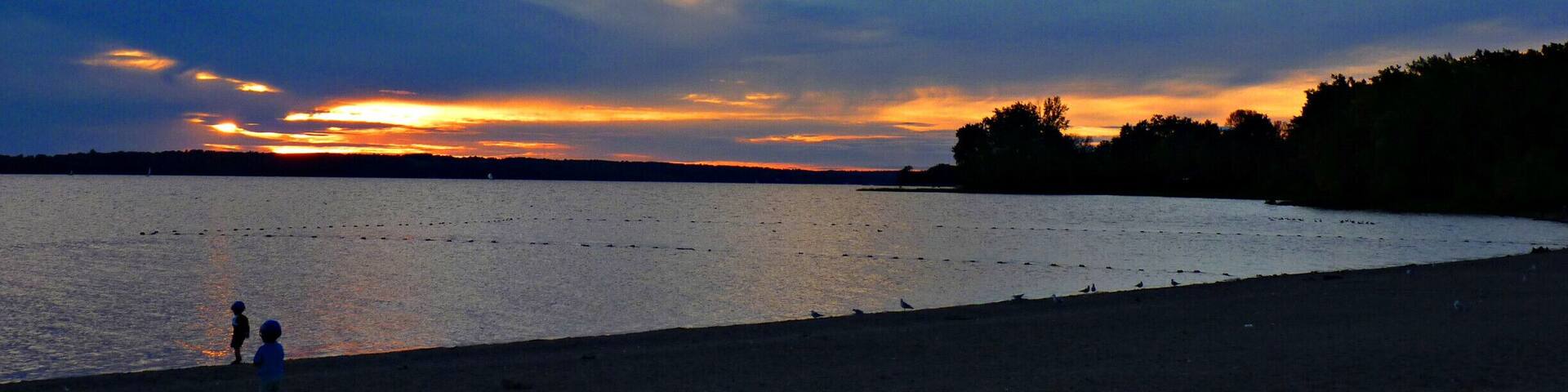 Always a fantastic sunset at this beach on the Ottawa River. Apparently, environmental conditions in the Ottawa Valley produce great colours!
#goldenhour