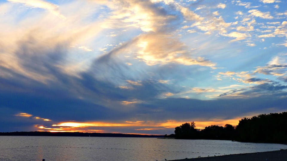 Always a fantastic sunset at this beach on the Ottawa River. Apparently, environmental conditions in the Ottawa Valley produce great colours!
#goldenhour