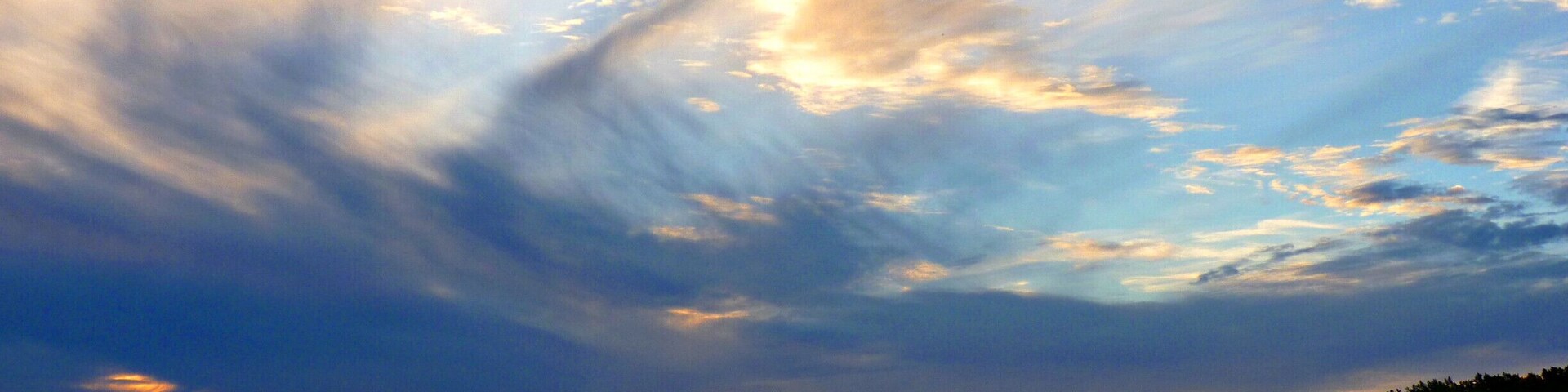 Always a fantastic sunset at this beach on the Ottawa River.  Apparently, environmental conditions in the Ottawa Valley produce great colours!
#goldenhour