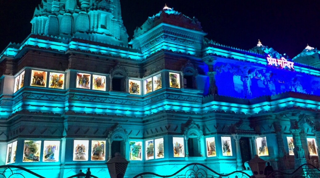 Absolutely beautiful temple, best at night.